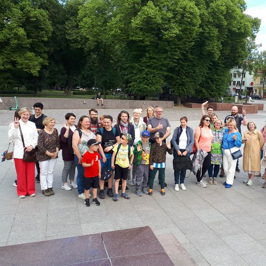 Gausus būrys pačių įvairiausių ekskursantų pradeda ekskursiją nuo Katedros aikštės.