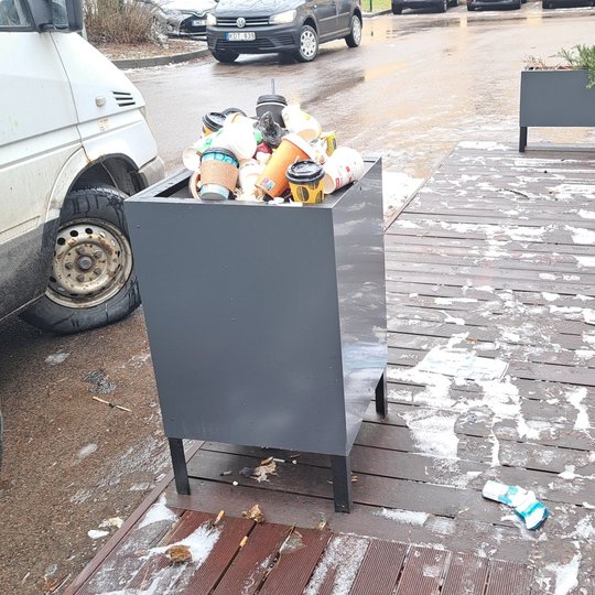 Lauko vazonai, kuriuose turėtų augti augalai, yra pilni šiukšlių.