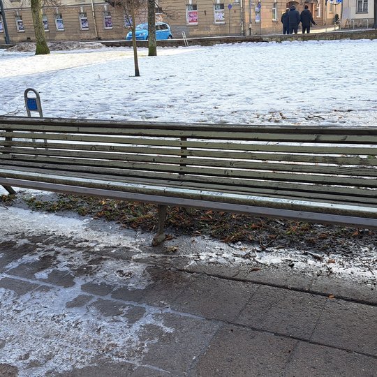 Ilgasis lauko suolas Pilių parke laukia remonto.