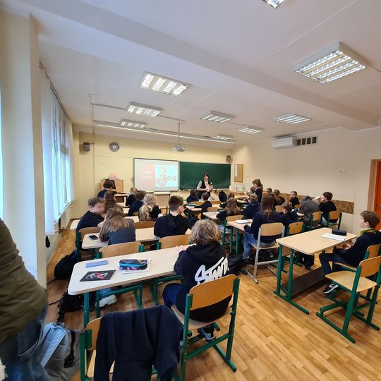 Penktokai klasėje klausosi istorijos pamokos.