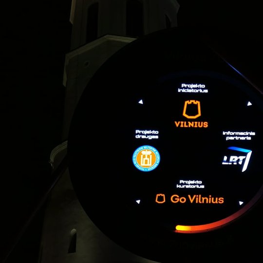 Pirmame plane šiek tiek kairiau yra raudona platforma ant kurios sumontuotas laikrodis, kuris skaičiuoja laiką, likusį iki septyni šimtojo Vilniaus miesto gimtadienio. Laikrodžio centre - logotipai draugų ir partnerių. Tarp kitų yra ir Vilniaus pilių reze