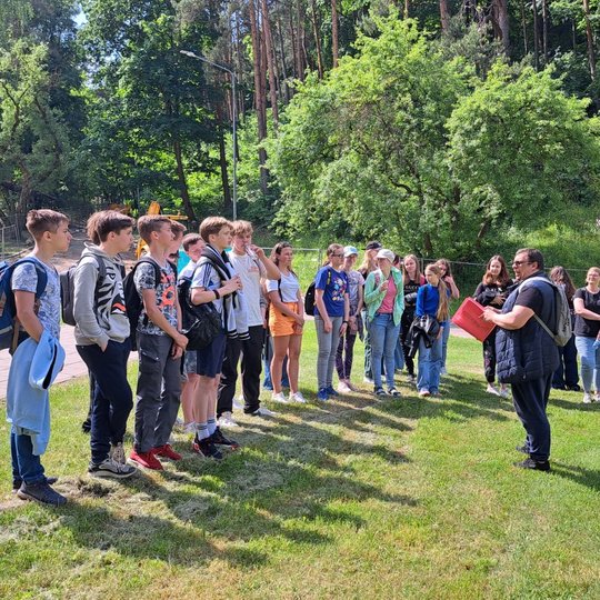 Septintokai Kreivosios pilies miesto teritorijoje klausosi pirmojo miesto senamiesčio istorijos.