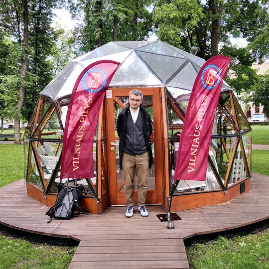 Juozapas Paškauskas prie Vilniaus pilių kupolo durų, kviečia užeiti.