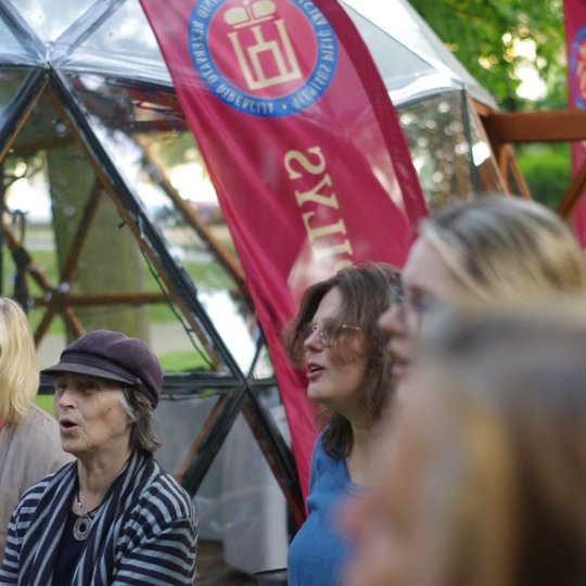 Moterys prisijungė dainuoti kartu su soliste.