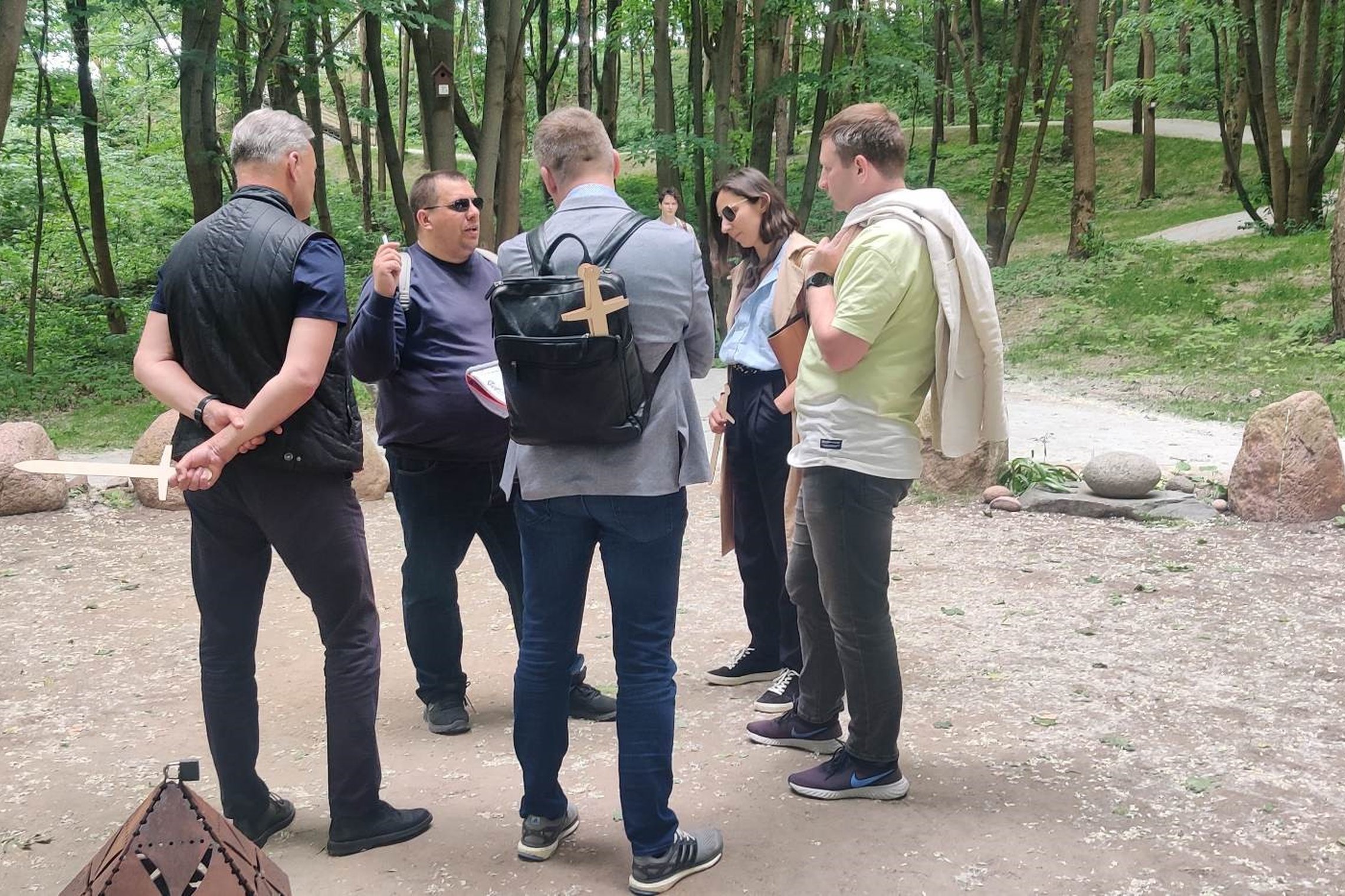Kultūros ministerijos komanda Trijų kryžių kalne - buvusios Kreivosios pilies teritorijoje.
