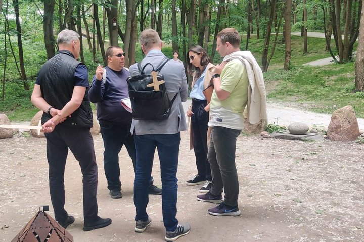 Kultūros ministerijos komanda Trijų kryžių kalne - buvusios Kreivosios pilies teritorijoje.