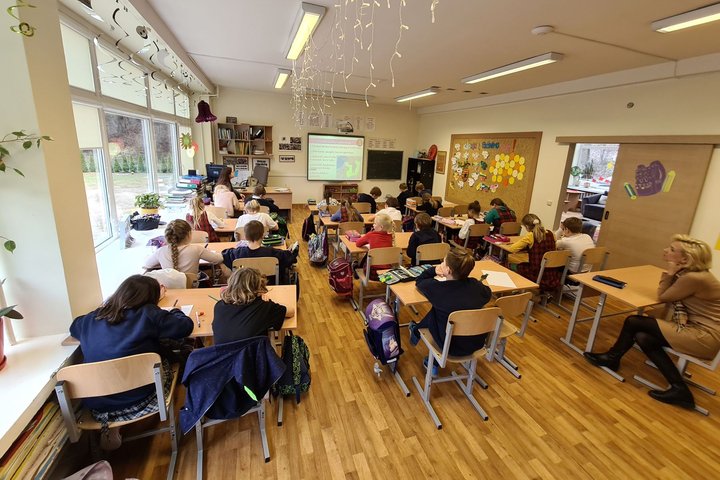 Trečiokai sėdi klasėje, vyksta istorijos pamoka.