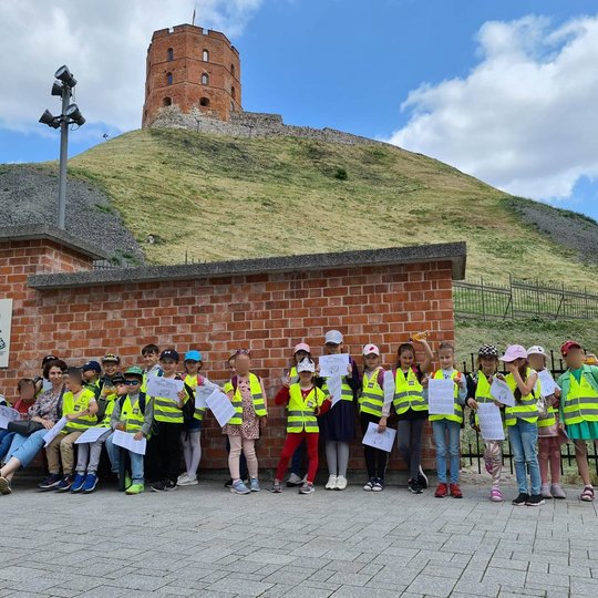 Vilniaus Ąžuolyno progimnazijos pirmokai išsirikiavę prie Gedimino pilies ir kalno.
