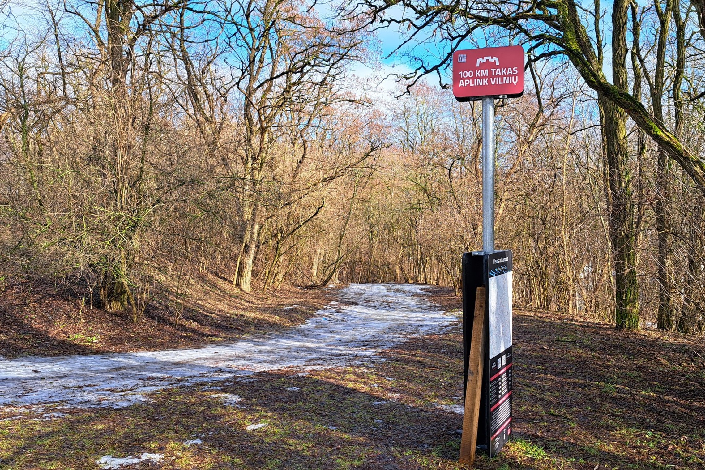 Žemyn nuslinkęs informacinis žemėlapis Stalo kalno pietinėje pusėje, prie užkilimo nuo Olandų gatvės.