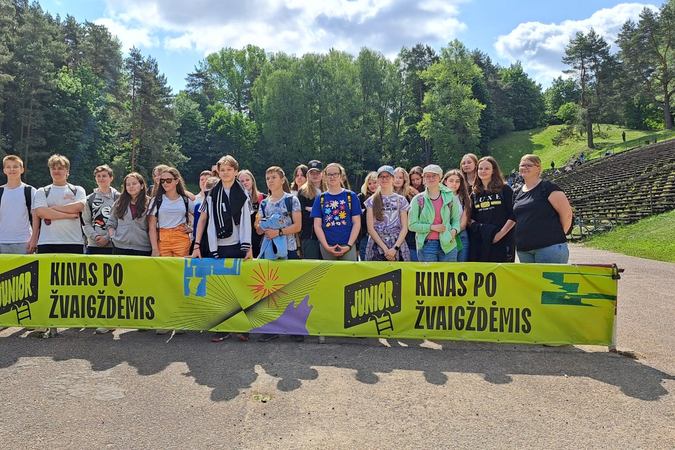 Abraomo Kulviečio klasikinės gimnazijos septintokai prie "Kino po žvaigždėmis. Junior" plakato estradoje.