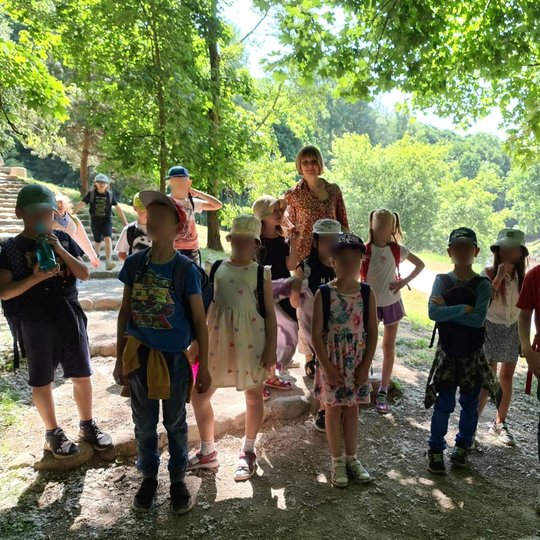 Vaikai žvalgosi prie laiptų į Bekešo kalną - parkas jiems primena japonišką sodą.