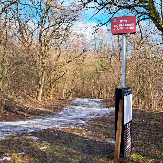 Nufotografuotas informacinis žemėlapis, kurio plokštės nuslydę žemyn.