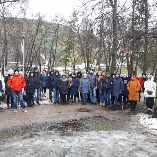 Ekskursijos grupė, sustojusi Sereikiškių parke.