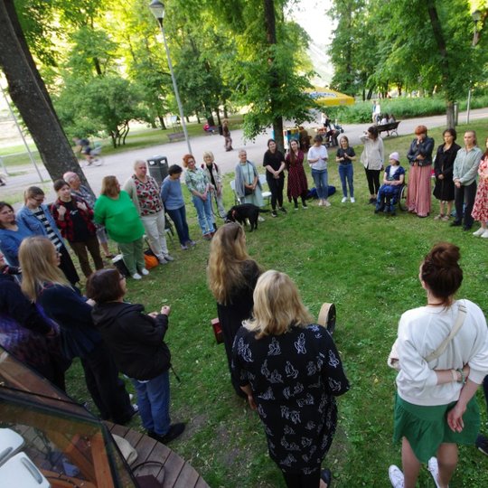 Įvairiausių moterų ratelis Pilių parke.