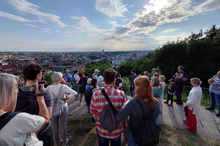 Vilniečiai jau vakarėjant "užėmė" trijų kryžių kalno aikštelę.
