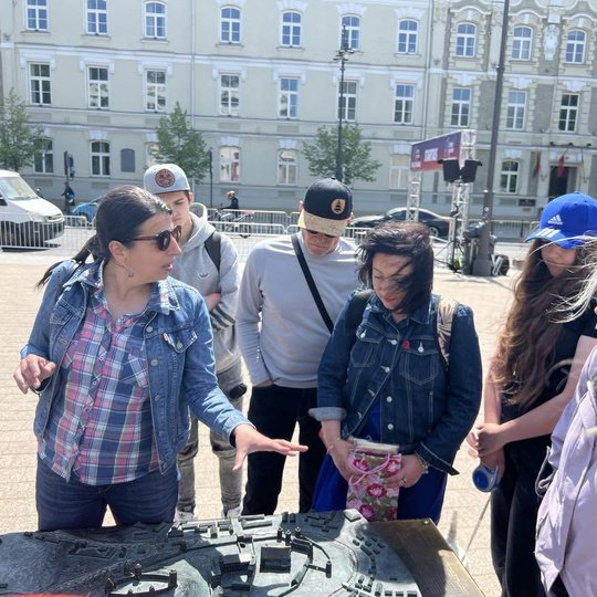 Ekskursantai, susirinkę prie Aukštutinės ir Žemutinės pilies maketo Katedros aikštėje.