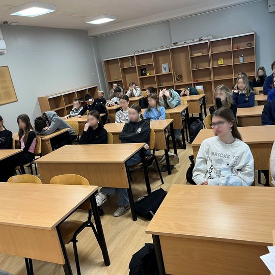 Septintokai sėdi klasėje, vyksta istorijos pamoka.