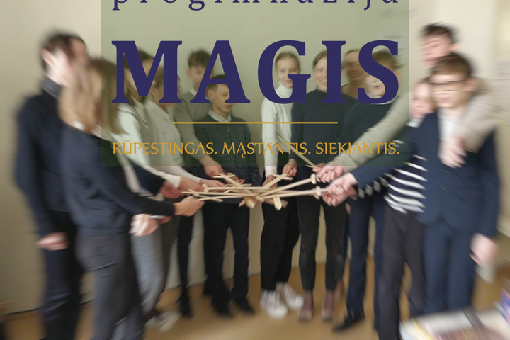 Nuotraukoje progimnazijos MAGIS mokiniai pozuoja laikantys medinius kardus rato viduryje. Tikri kariai.