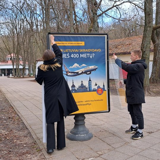 „Rotondos“ atstovai keičia informacinio stendo plakatus Sereikiškių parke, prie Barboros Radvilaitės gatvės.