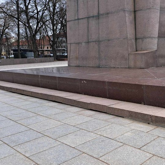 Nuotraukoje matyti subetonuotos, sutvirtintos paminklo plokštės. Kampinis vaizdas.