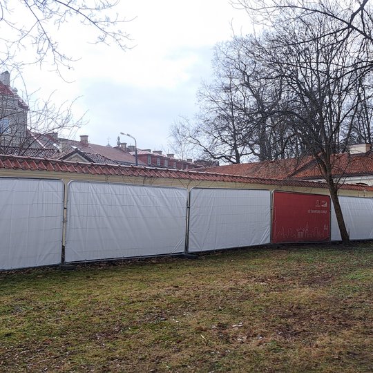 Kirdiejų rūmų šiaurinė segmentinė tvora, kurios plakatai pakeisti, švarūs.