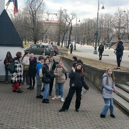 Atsisveikindami mokiniai prie muziejaus pamojavo rankomis - ekskursija patiko.