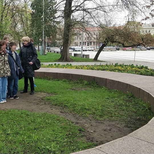 Mokiniai su mokytoja vienoje iš buvusių pilies gynybinių bokštų vietų Katedros aikštėje.