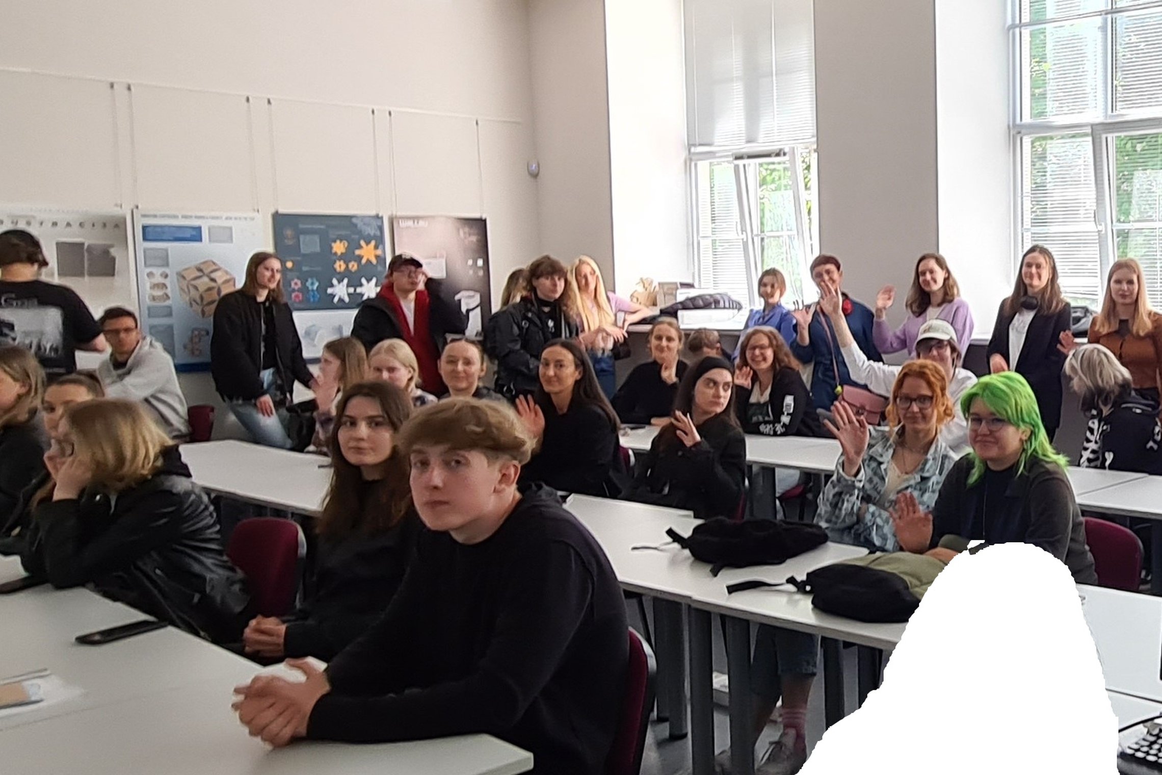 Vilniaus technologijų ir dizaino kolegijos studentai, gausiai susirinkę auditorijoje.
