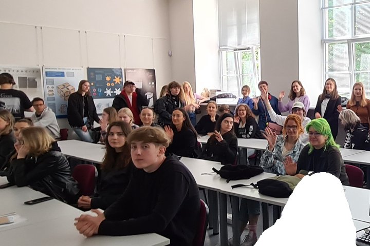 Vilniaus technologijų ir dizaino kolegijos studentai, gausiai susirinkę auditorijoje.