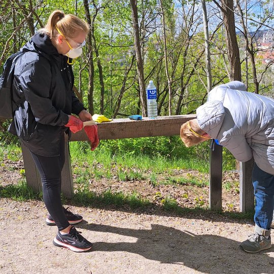 Dvi savanorės pasirinko valyti medines atramas, esančias Altanos kalno viršutinėje aikštelėje.