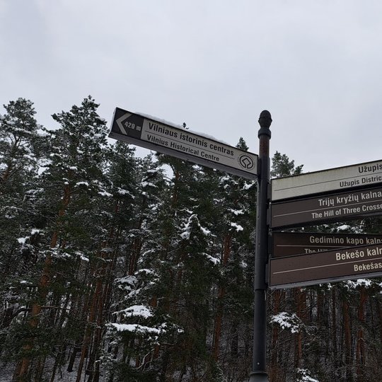 Nuotraukoje matosi, kad šiuo metu visos Kalnų parke esančios rodyklės yra tvarkingos ir atlieka savo paskirtį.