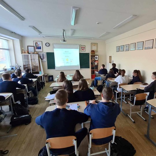 Aštuntokai sėdi klasėje ir klausosi edukatorės pasakojimo apie Gediminą.