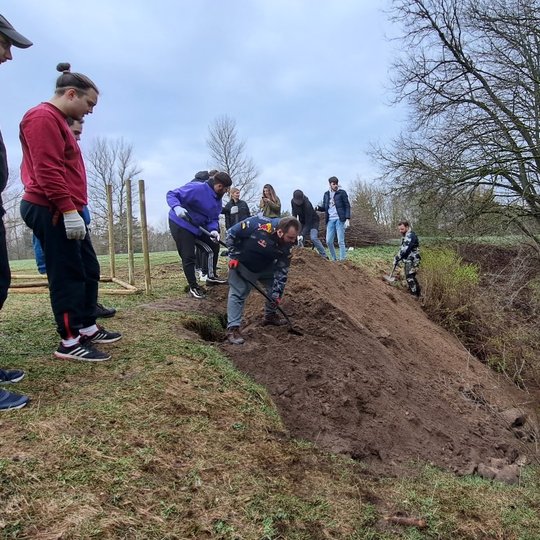 Pirmiausiai savanoriams teko užpilti susiformavusią griovą žemėmis ir išlyginti šlaitą, kad jis būtų paruoštas tvirtinimui.