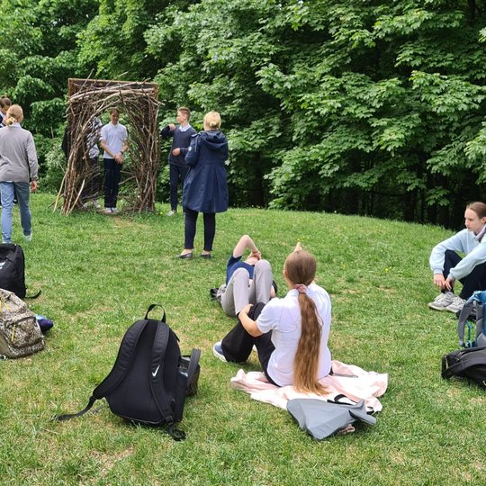 Mokiniai išbando Žemės meno instaliaciją ant Stalo kalno.