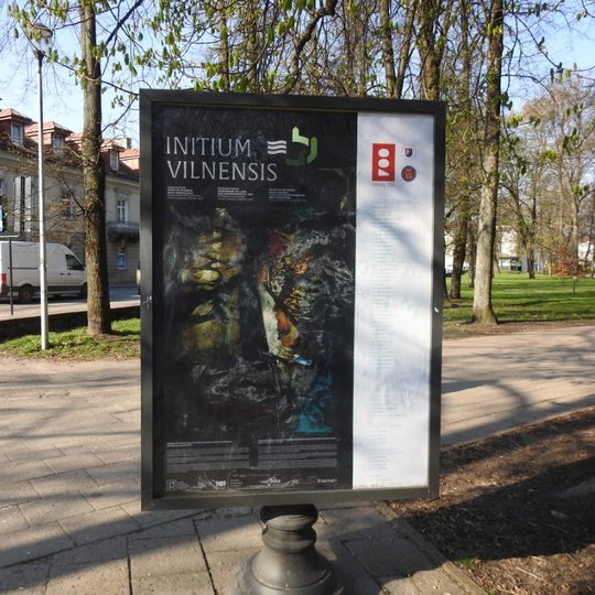 Nuotraukoje "Initium Vilnensis" plakatas Pilių parke, prie Kirdiejų rūmų, Barboros Radvilaitės gatvėje.