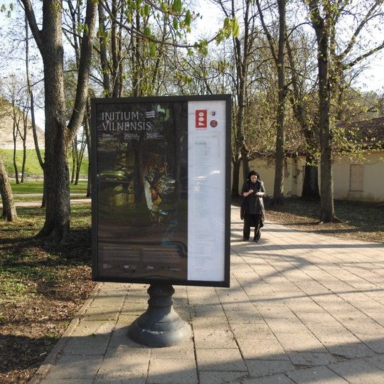 "Initium Vilnensis" simpoziumą skelbiantis plakatas buvo įmontuotas ir šviesdėžėje, esančioje Pilių parke.