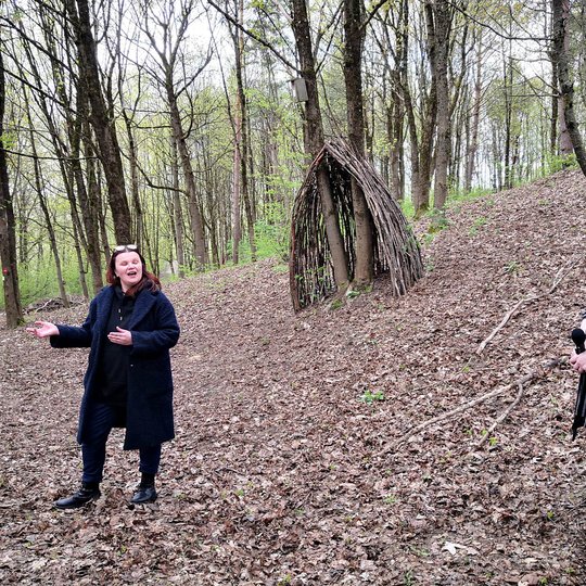 Parodos atidarymo metu susirinko gausi grupė lankytojų prie piešinių ant drobės.