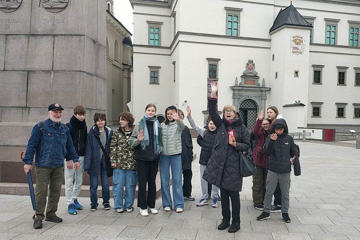 Vilniaus Žygimanto Augusto progimnazijos mokiniai su mokytoja mojuoja prie Gedimino paminklo.