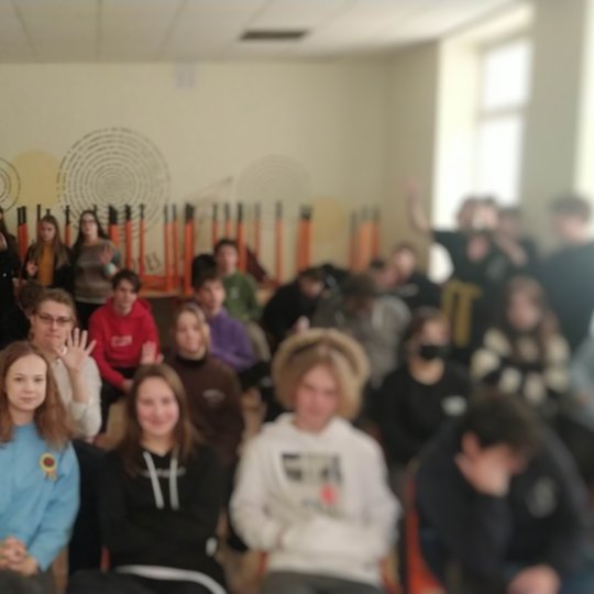Nuotraukoje Buivydiškių pagrindinės mokyklos mokiniai mojuoja fotografui.