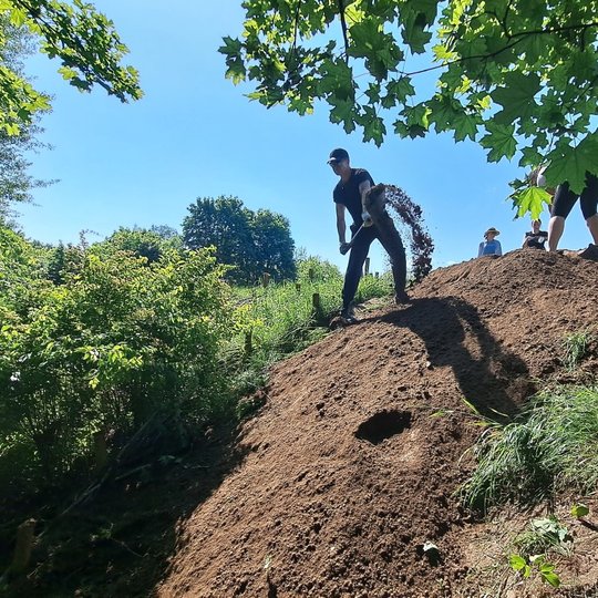 Savanoriams užteko jėgų ir nusiteikimo mosuoti kastuvais net per patį karštį.