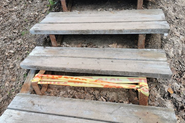 Išlūžęs Stalo kalno laiptelis laikinai buvo apvyniotas "stop" juosta.