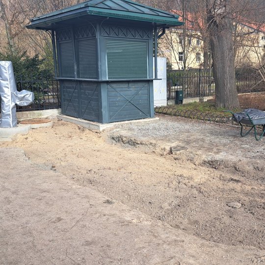 Lyginta grunto įgriuva, į ją pripilta žemių, žemė supurenta.