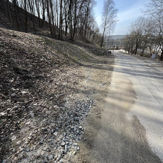 Kelio pakraštys, kuriame buvo įrengtas skalda užpiltas pravažiavimas. Nuotraukoje kelkraštis jau sutvarkytas, pėdsakų nelikę.