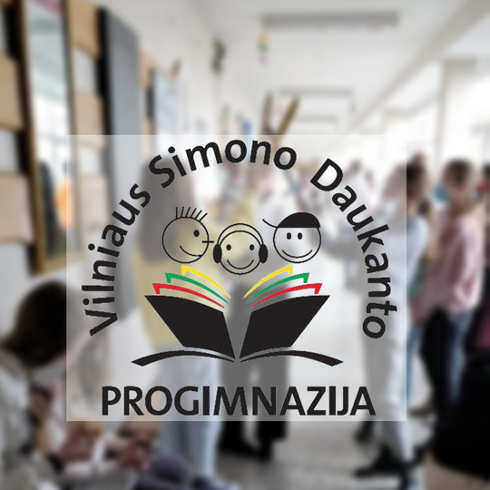 Nuotraukoje Vilniaus Simono Daukanto progimnazijos ženklas. Už jo - mokyklos koridoriuje esantys mokiniai.