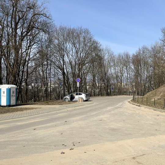 Vėl sumontuoti kelio ženklai prie Kalnų parko stovėjimo aikštelės.