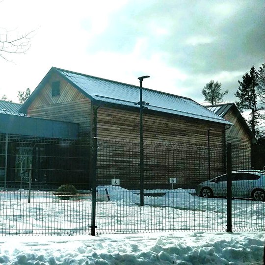 "Diemedžio" privačios mokyklos pastato nuotrauka žiemos vaizde.