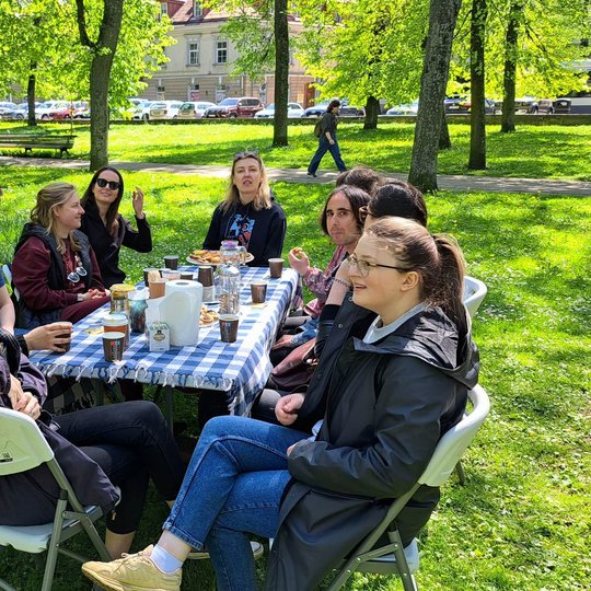 Savanorių komanda po darbų vaišinasi kava, arbata ir sausainiais prie kupolo Pilių parke.