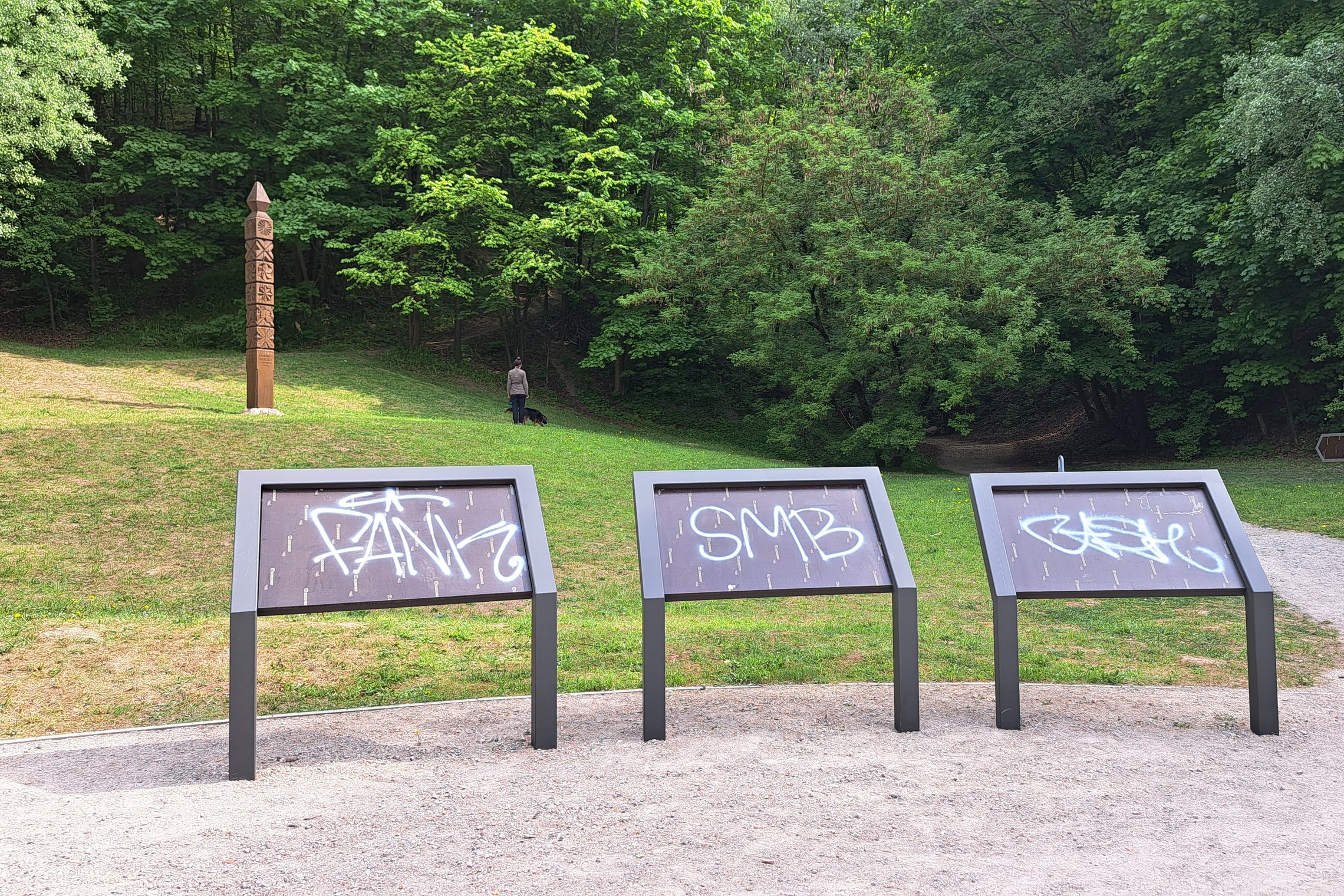 Nuotraukoje matomi trys Bekešo pliažo stendai, vėl apipurkšti baltais grafiti dažais.