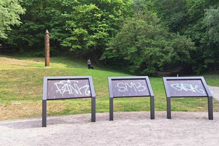 Nuotraukoje matomi trys Bekešo pliažo stendai, vėl apipurkšti baltais grafiti dažais.