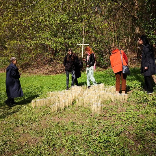 Lankytojai apžiūri instaliaciją iš pagaliukų prie Bekešo pliažo.